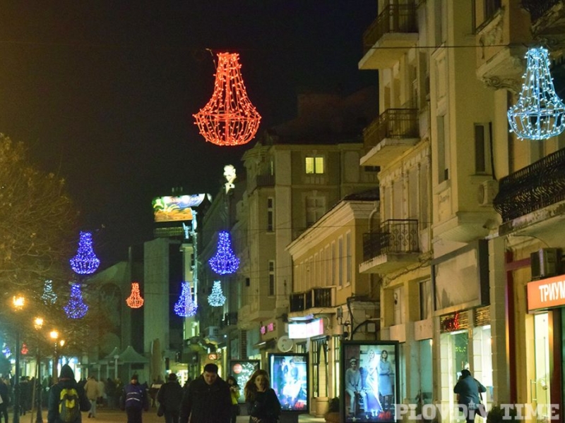 Коледната украса в Пловдив грейна СНИМКИ 
