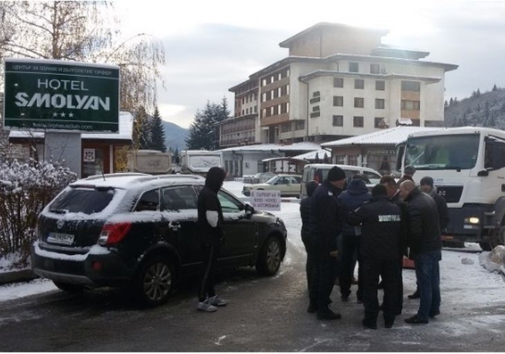 Собственици на хотел се изпокараха, дойде полиция да ги усмирява СНИМКИ