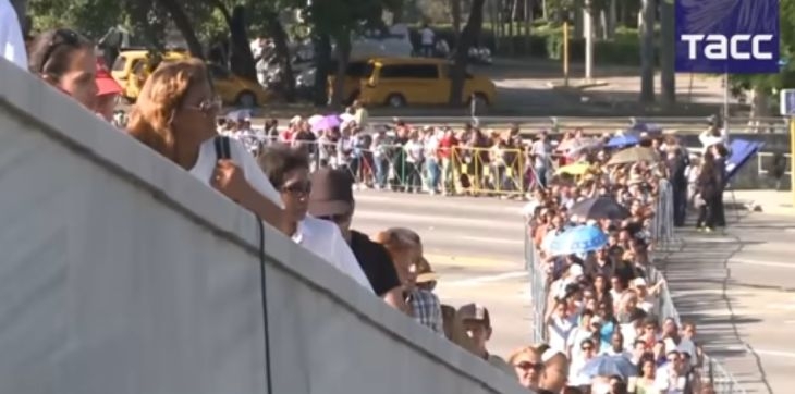 Един милион души чакат, за да се простят с Фидел Кастро в Хавана ВИДЕО