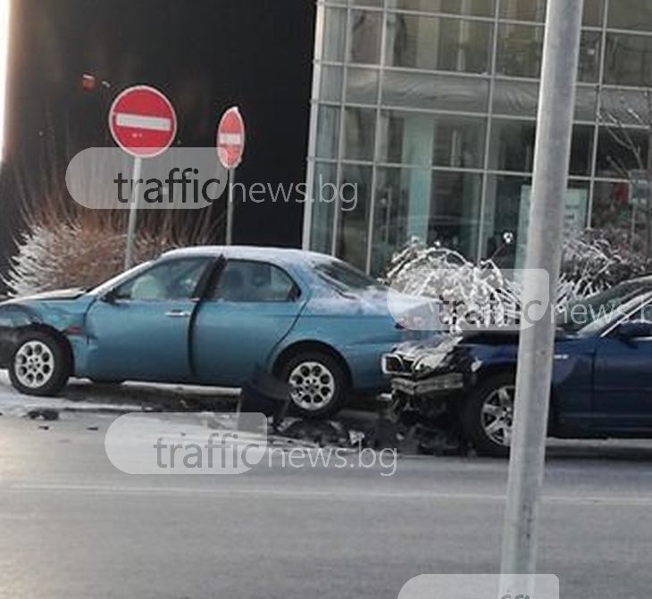 BMW и Алфа Ромео се подхлъзнаха на леда на Брезовско! И доста пострадаха  СНИМКИ