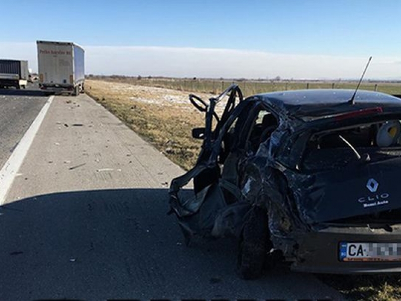 Пловдивски тир връхлетя кола в аварийната лента на магистрала Тракия, бебе оцеля по чудо СНИМКИ 