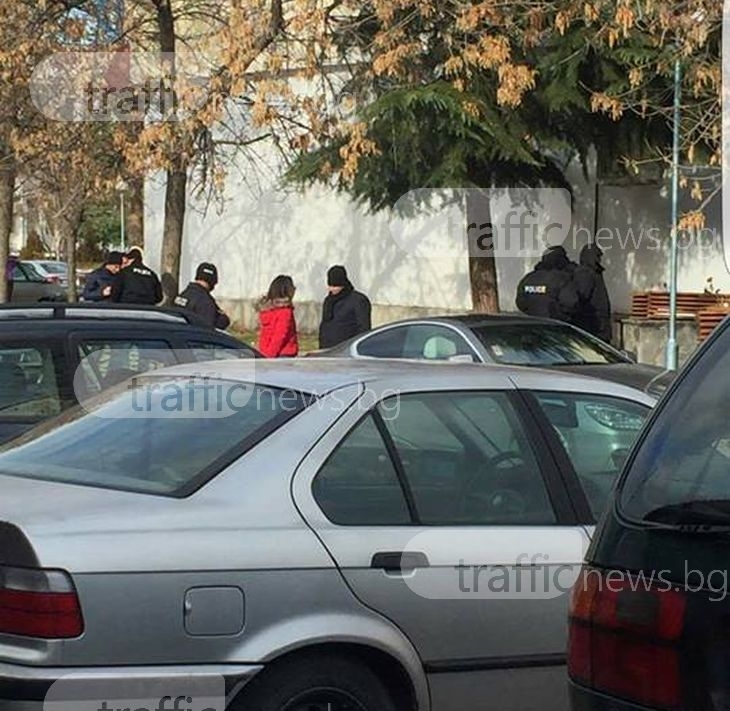 Показен арест в Пловдив! Полицаи с маски закопчаха млада жена и мъж СНИМКИ