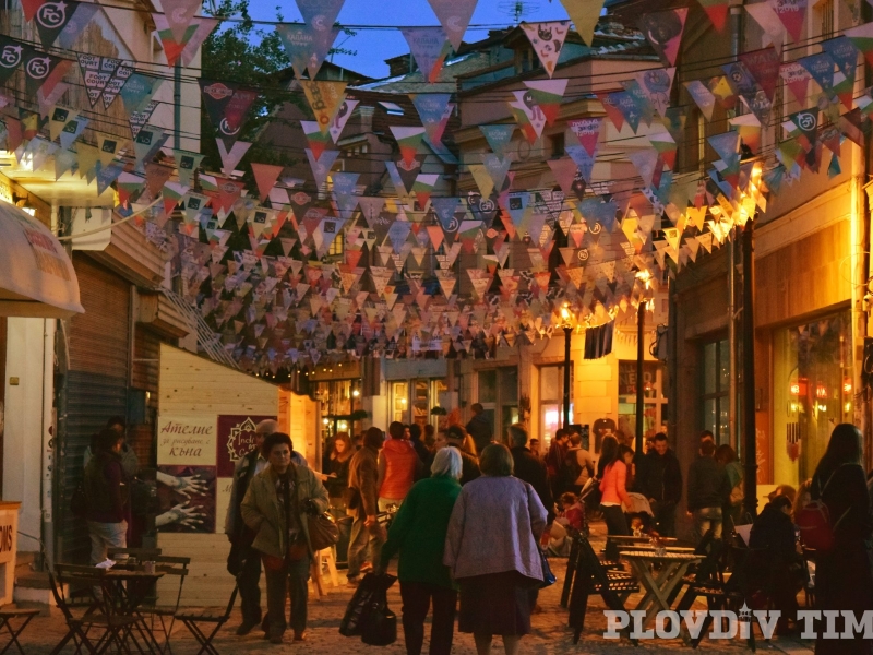 Капана се преобразява за Коледа! Стотици пловдивчани се стичат в квартала