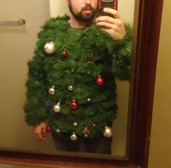 Виждали ли сте по-нелепи новогодишни пуловери от тези? СНИМКИ