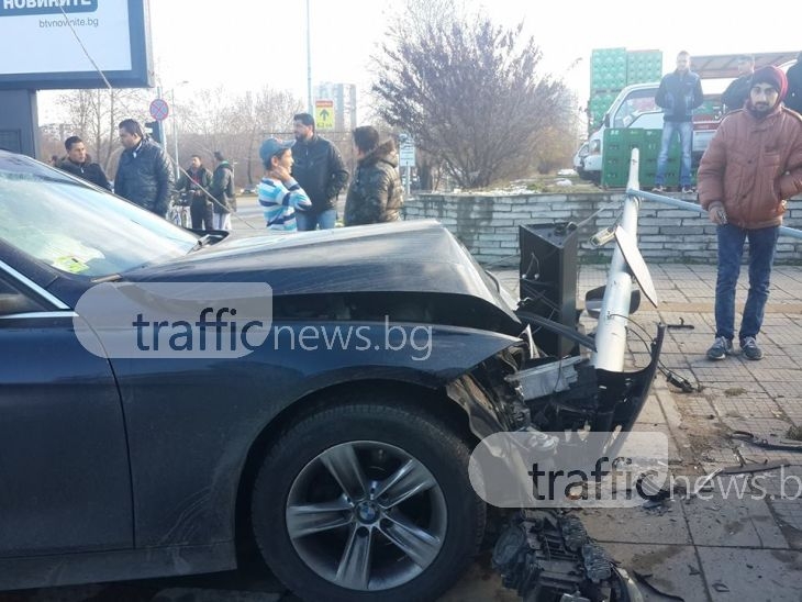 Зрелищна катастрофа в Пловдив! BMW връхлетя мерцедес с бебе, улучи светофара СНИМКИ+ВИДЕО