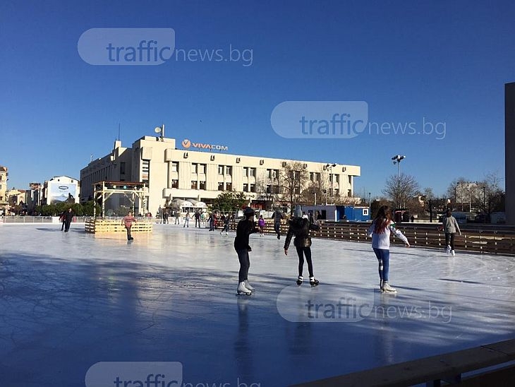 Хайде на пързалката! Ледената атракция на декар и половина отвори в Пловдив СНИМКИ и ВИДЕО