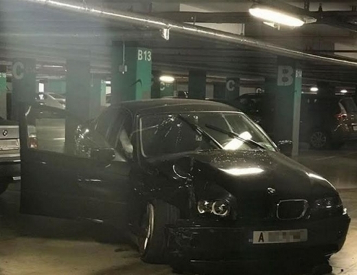 БМВ се размаза в подземен паркинг на мол след дрифт СНИМКА