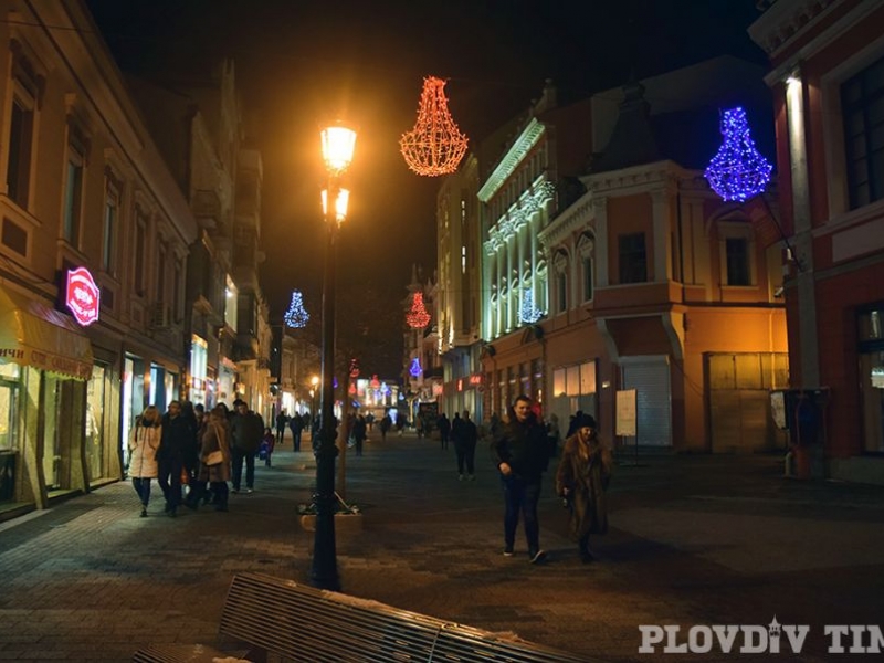 Коледната украса в Пловдив грейна, харесвате ли я? СНИМКИ 