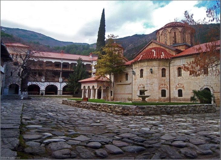 За да няма катастрофи: Игуменът на Бачковския манастир раздава 1000 икони на шофьори