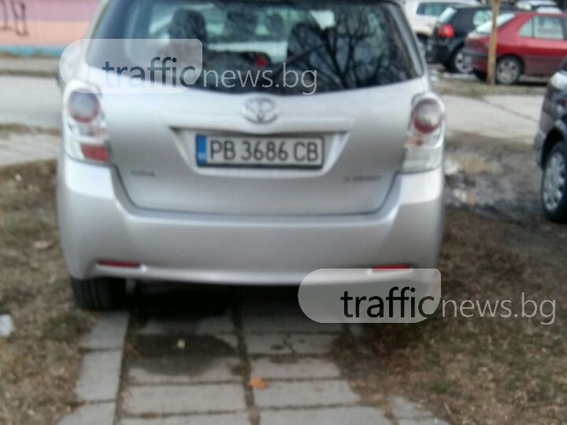 Шофьор прецака майки с колички в Пловдив, паркира тойотата си върху пътека СНИМКА