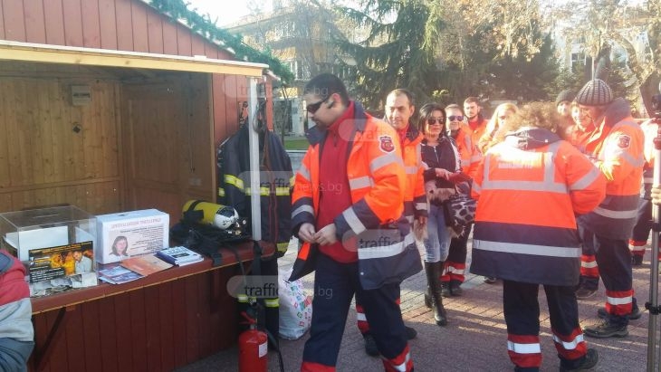 Пловдивските доброволци, които се хвърлят в опасности, помогнаха на пожарникаря Тодор СНИМКИ