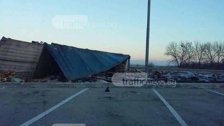 Преобърнат тир блокира движението по магистрала Тракия край Пловдив СНИМКИ