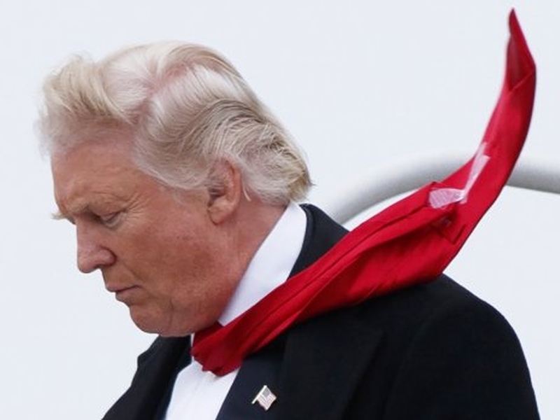 Доналд Тръмп лепи вратовръзката си не с какво да е, а с... тиксо!