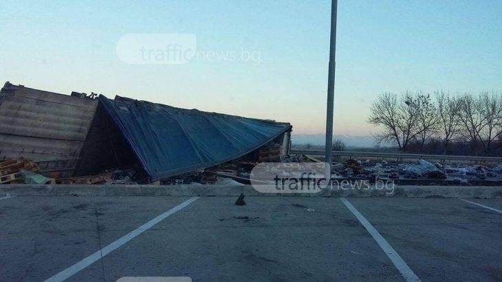 Блокадата на магистрала Тракия продължава! Първи СНИМКИ и ВИДЕО от катастрофата