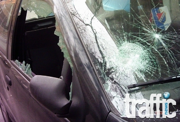 Побеснял шофьор потроши кола, която го блокирала на улица в Пловдив