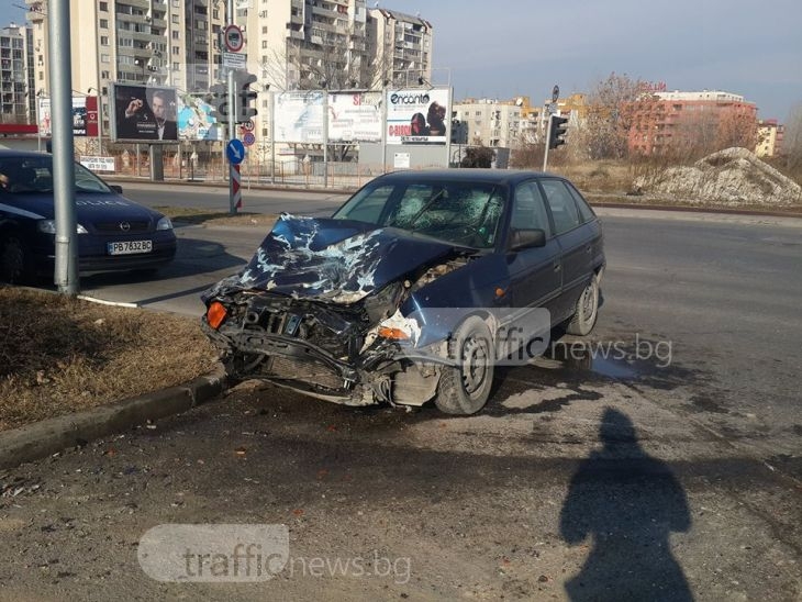 Камион отнесе опел на моста на Адата, две жени пострадаха СНИМКИ