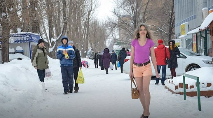 Жена цяла зима ходи в летни дрехи и сандали! А минувачите... замръзват в изумление СНИМКИ