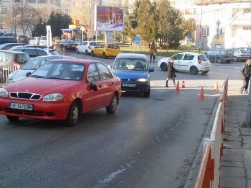 Шофьор блъсна две млади жени на пешеходна пътека СНИМКИ