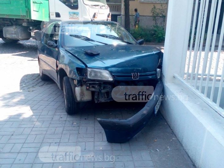 19-годишна шофьорка пострада, след като се заби в ограда в Пловдив