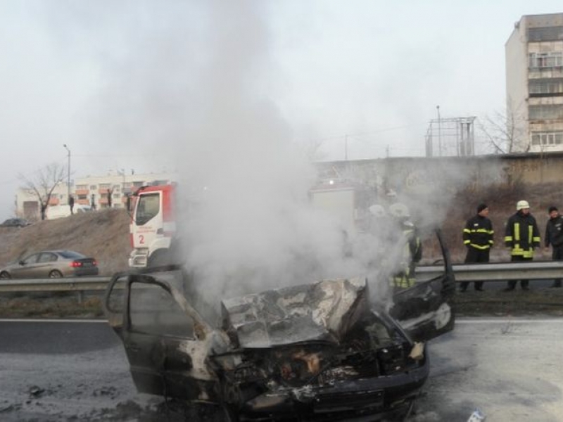 Лек автомобил се блъсна в тир и се запали, двама са ранени СНИМКИ