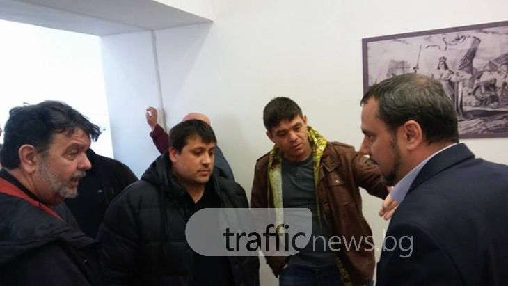 Пловдивски таксиджии обградиха зам.-кмета по транспорта, плашат с блокада на Пловдив