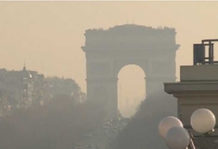 Невиждан смог задушава Париж за четвърти ден
