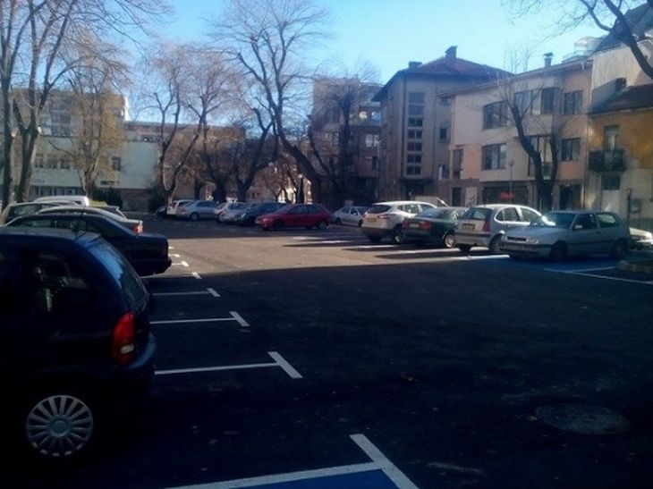 Два нови паркинга се появиха на мястото на стари гаражи в центъра на Пловдив