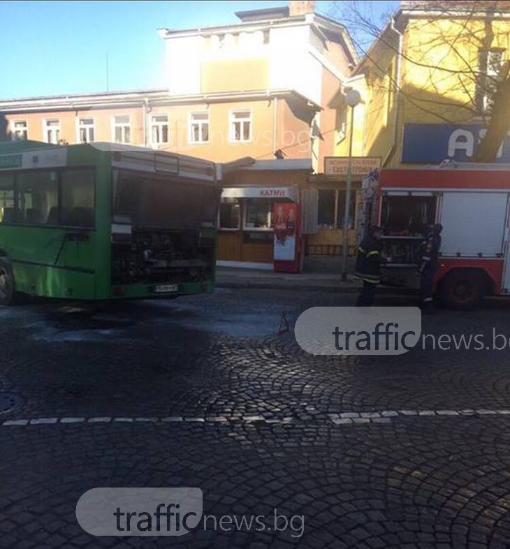 Автобус от градския транспорт избухна в пламъци в Кючука СНИМКИ