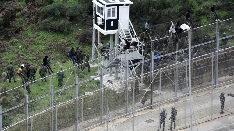 Стотици африканци щурмуват Испания, прескачат 6-метрови огради