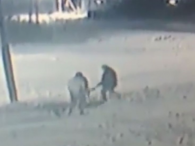 Освирепели комшии се млатиха с лопати за сняг ВИДЕО