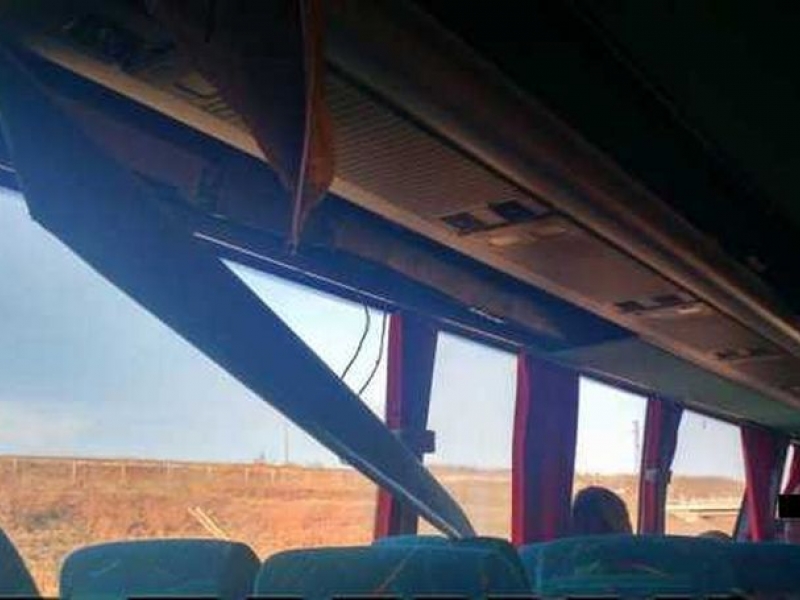 Огромна греда се стовари върху главите на пътниците в междуградски автобус СНИМКИ
