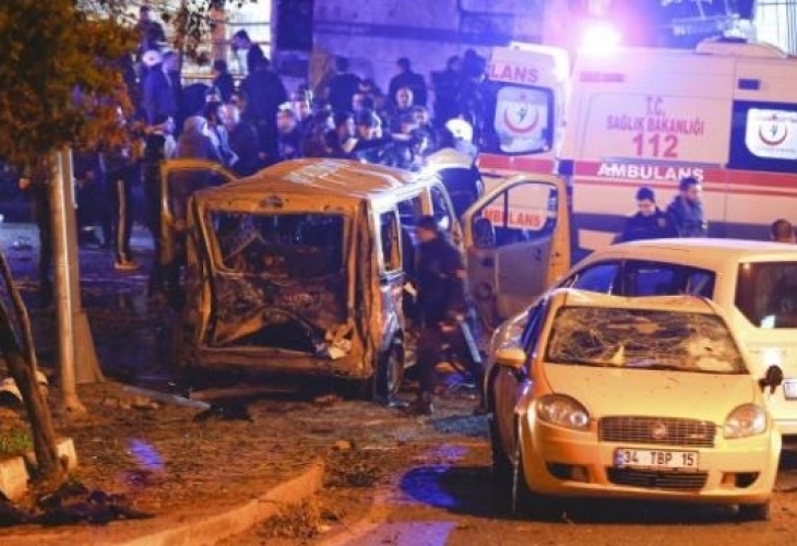 Поне 15 са жертвите на двата атентата в Истанбул тази нощ 