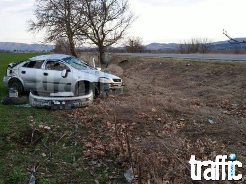 Мерцедес се заби в дърво на пътя Пловдив - Карлово! 5-годишно дете е ранено