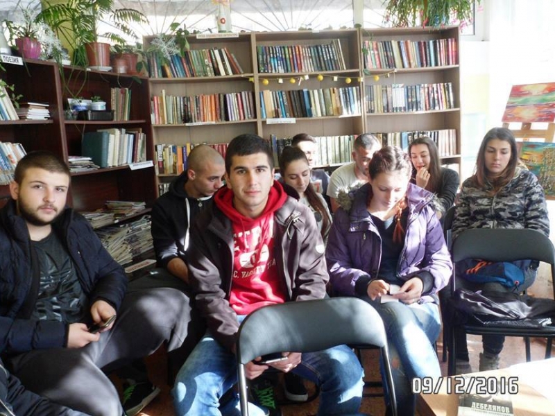 Пловдивски ученици се докоснаха до най-нежния поет на България - Дебелянов СНИМКИ
