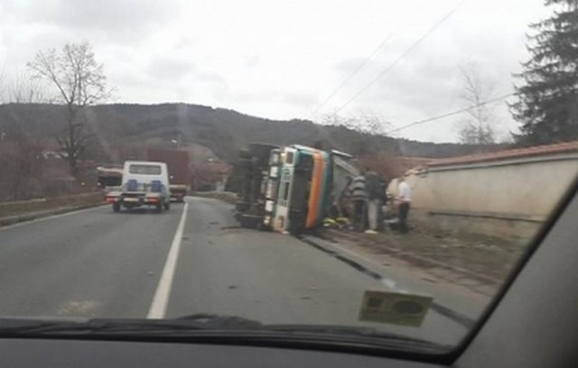 ТИР влетя къща, разрушена е половината сграда СНИМКИ