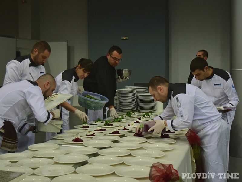 Пловдивски топ готвачи изнесоха уникално шоу в помощ на 