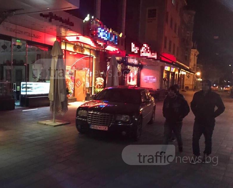 Хазартна треска! След мерцедеса, крайслер кацна на пешеходна зона пред казино в Пловдив СНИМКИ