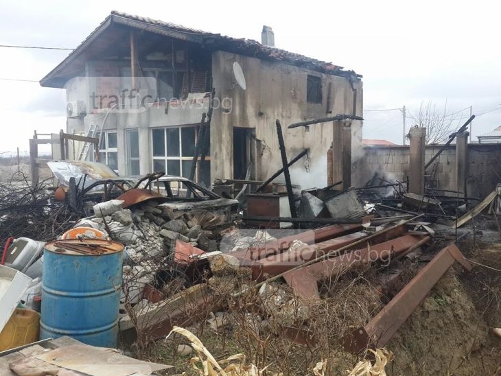 Пожарът в Коматево тръгнал заради печка, възрастно семейство остана без покрив СНИМКИ