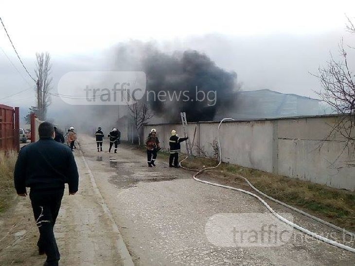 Пожар избухна в къща в Коматево, огнеборци гасят пламъците СНИМКИ