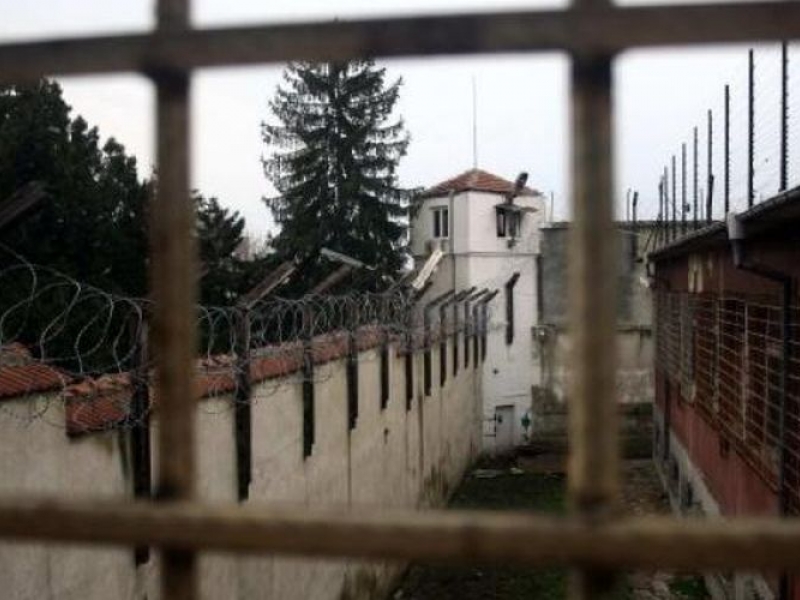 Пратиха затворник да хвърли боклука, той избяга