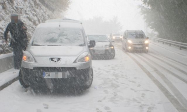 Обилен снеговалеж затвори главен път, причини верижна катастрофа 