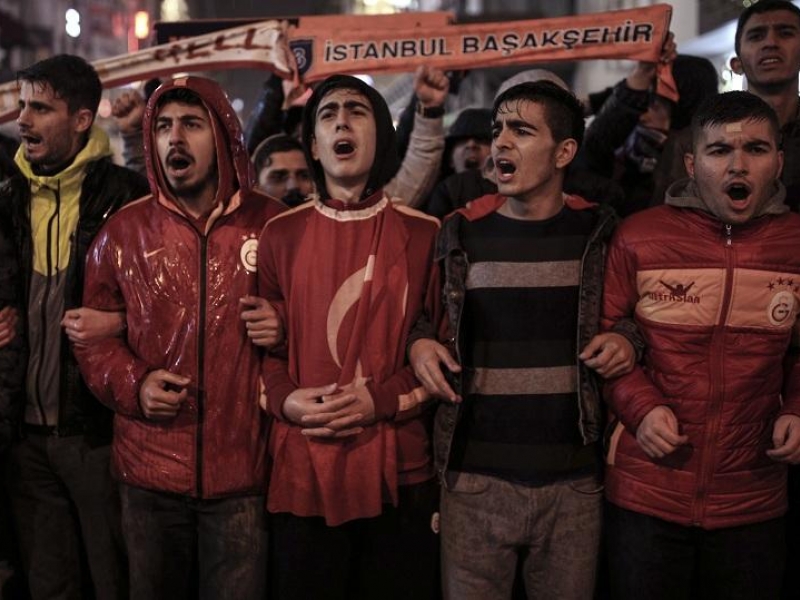 Стотици футболни фенове и футболисти излязоха на протест в Истанбул