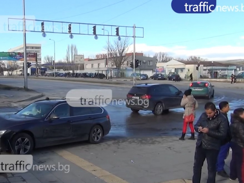 Екшън в Пловдив! 25-годишен шофьор бяга от полицаи, спират го с барикада след гонка
