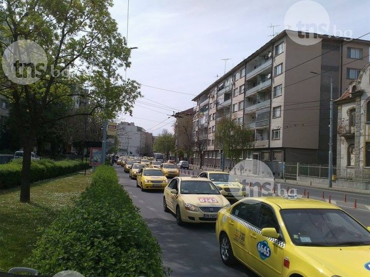 Таксита блокират Пловдив в час пик, затварят всички централни булеварди