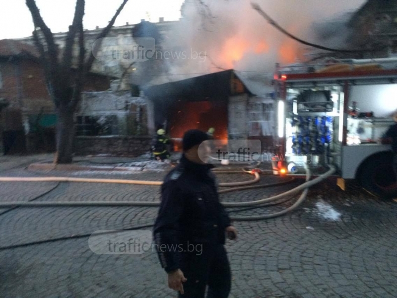 Експлозия на газова бутилка е взривила автосервиза и автомобил в Пловдив СНИМКИ и ВИДЕО