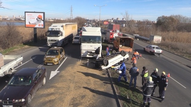 Тежка катастрофа: Кола удари друга и два камиона СНИМКИ