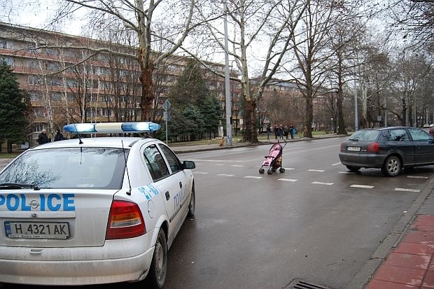 Кола помете майка и детето й на пешеходна пътека