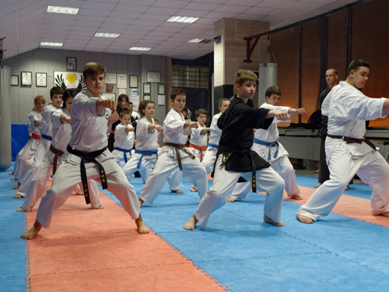 Калин Георгиев награждава участниците в турнир по Окинава карате в Пловдив