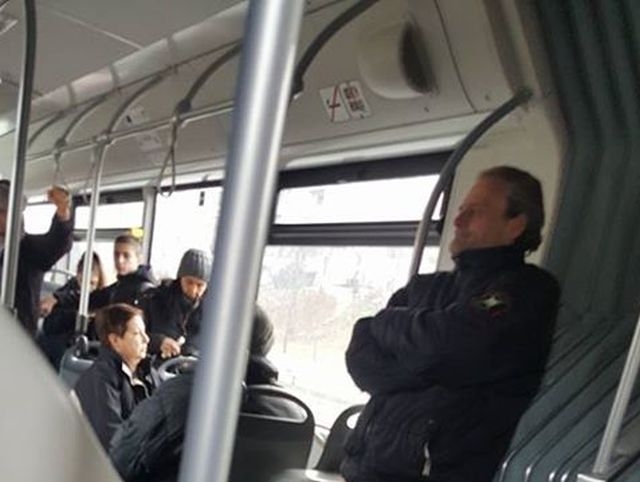 Мъж отново събу гащи в автобус на градския транспорт СНИМКА