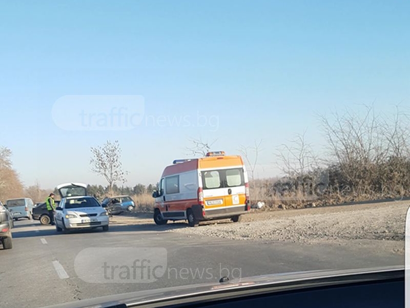 Челен сблъсък край Пловдив, линейка и полиция са на място СНИМКИ и ВИДЕО